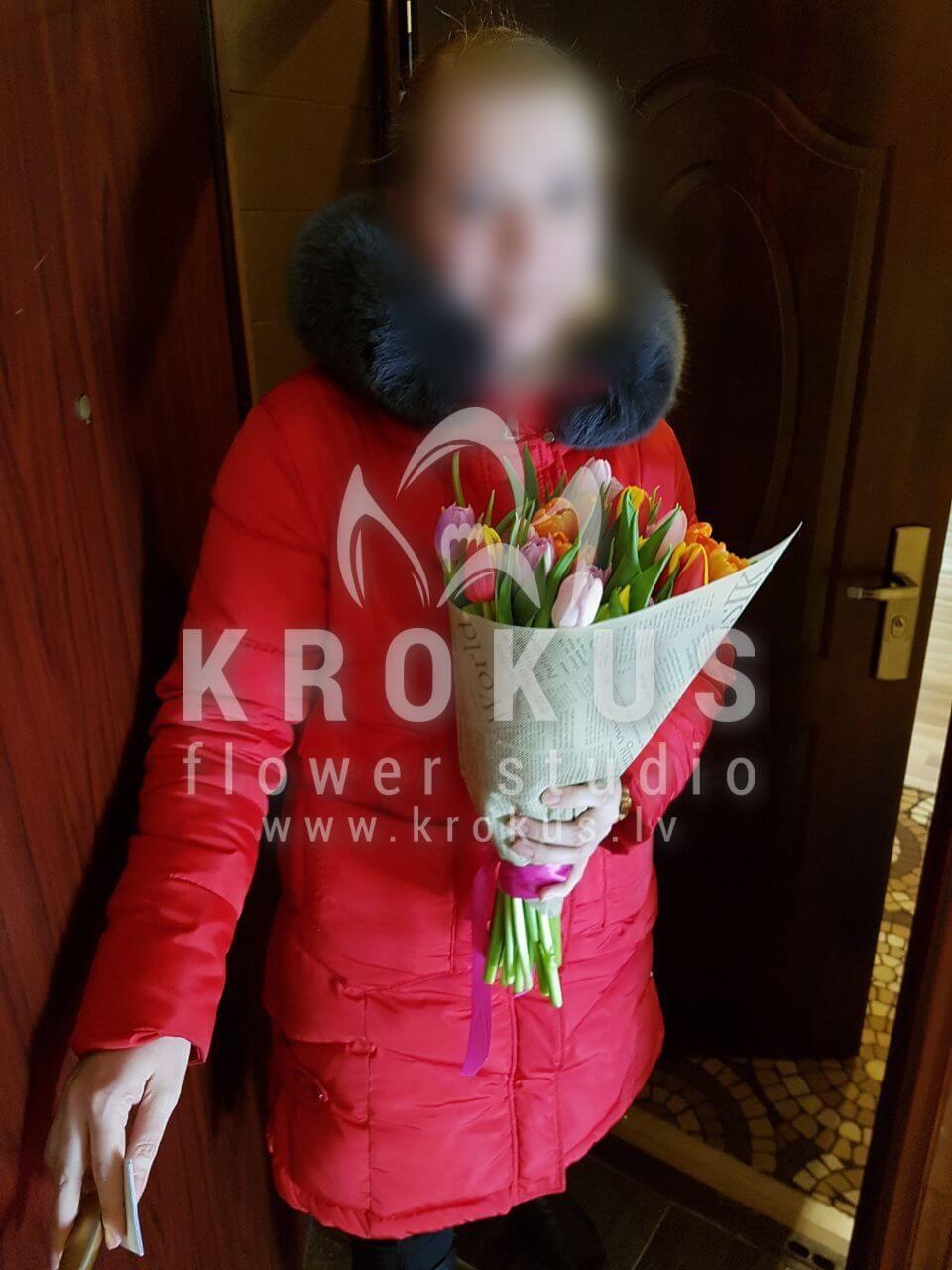 Deliver flowers to Rīga (shrub rosespistaciaclovespeony roseshydrangeashypericum)