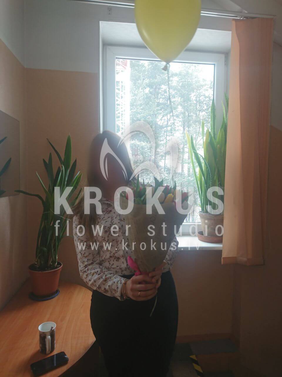 Доставка цветов в город Рига (кустовые розыфисташкагвоздикипионовидные розыгортензиигиперикум)