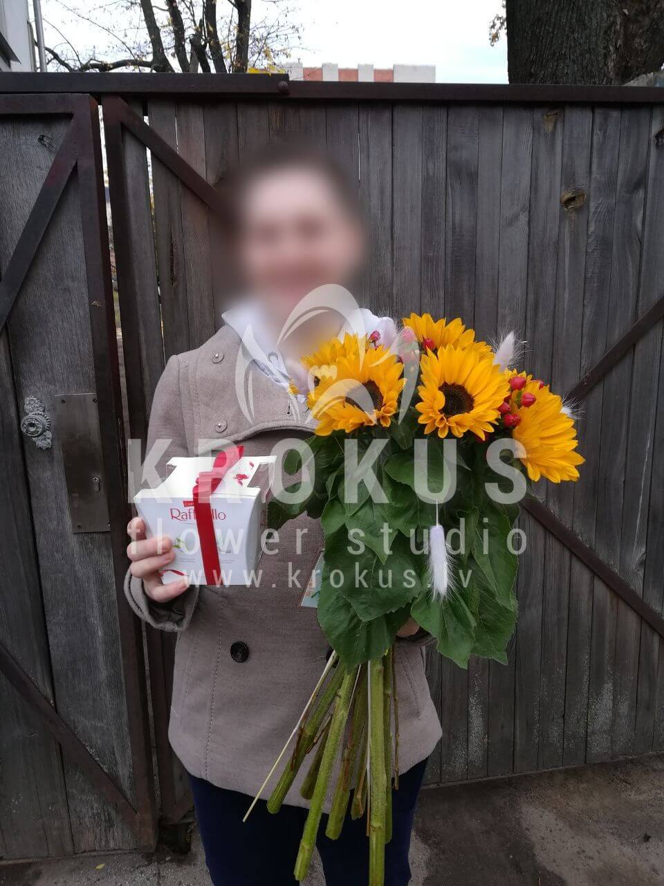 Доставка цветов в город Рига (подсолнухигиперикумвероника)