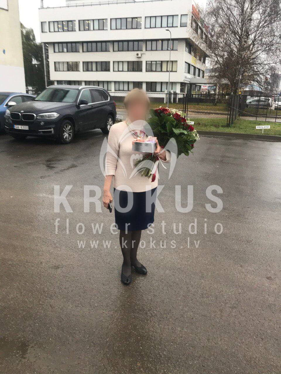 Доставка цветов в город Рига (фисташкатанацетум ромашкигиперикумкрасные розы)