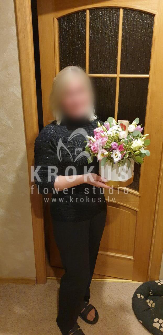 Доставка цветов в город Рига (розовые розытюльпаныгвоздикистильная коробкабелые розыэвкалиптваксфлауэр)