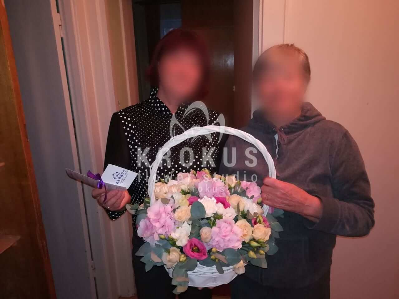 Deliver flowers to Rīga (freesialimoniumclovesgum treecream roseslisianthuses (eustoma)peonies)