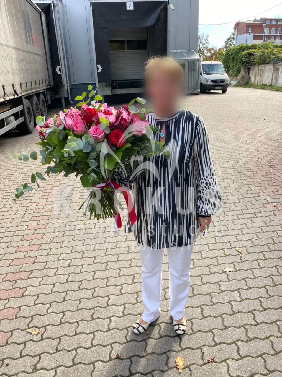 Доставка цветов в город Рига (розовые розыорхидеилеукадендронэвкалипткрасные розы)