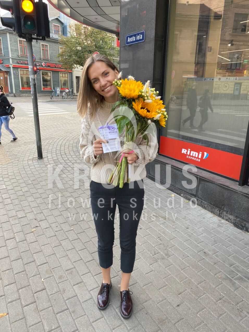 Доставка цветов в город Рига (подсолнухигиперикумвероника)