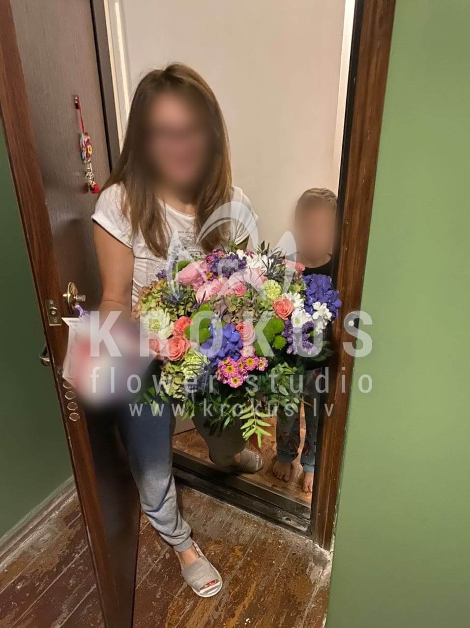 Deliver flowers to Rīga (limoniumclovesgoldenrodhydrangeaschrysanthemumsculantrobicolor rosesveronicacheesewood)