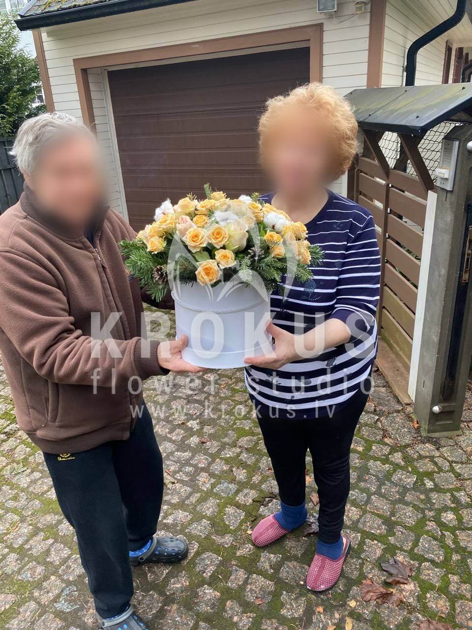 Доставка цветов в город Jūrmala (кустовые розыдекорхлопокстильная коробкаель  нобилискремовые розы)