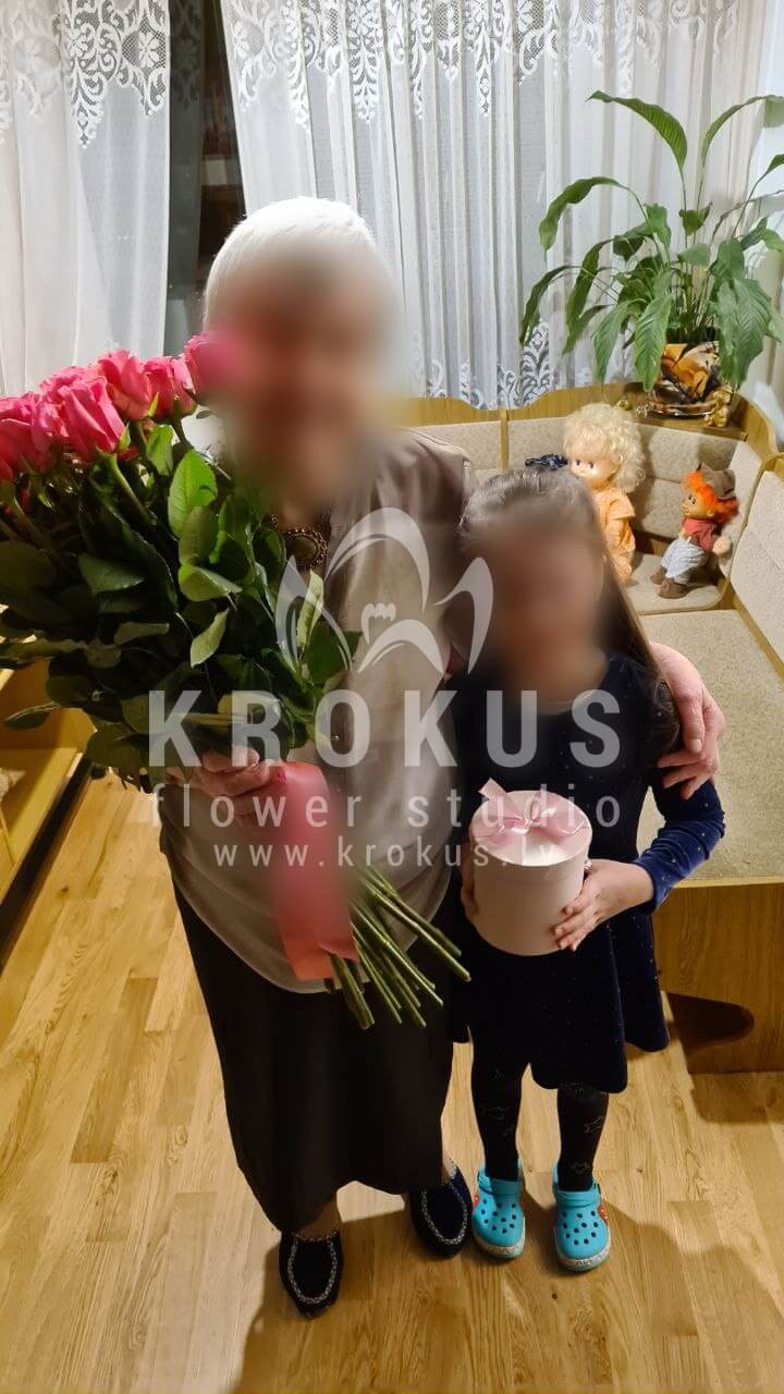 Ziedu piegāde Latvia Rīga (rozā rozesdivkrāsu rozes)
