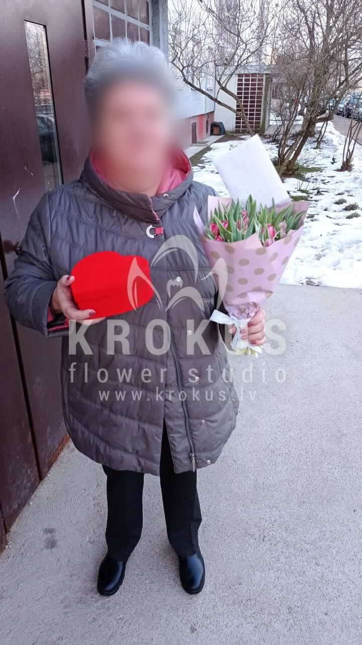 Deliver flowers to Rīga (shrub rosesdecorcamomilesoxypetalumviburnumhydrangeaspeonies)