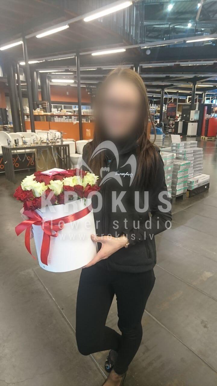 Доставка цветов в город Рига (стильная коробкабелые розыкрасные розы)