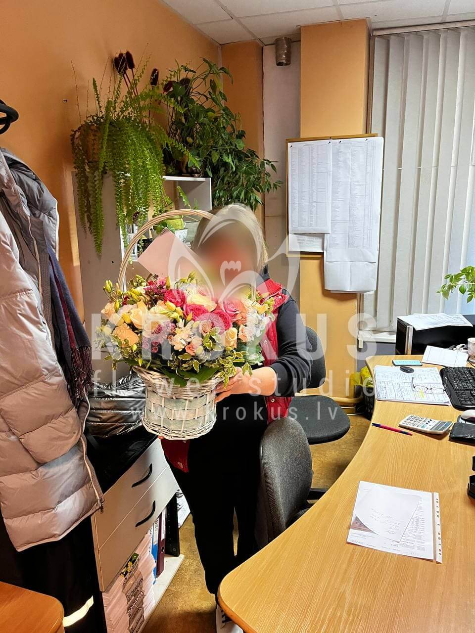 Ziedu piegāde Latvia Rīga (krūmrozesrozā rozesdelphinium (gaiļpiesis)buvardijapeonveidīgās rozeseikaliptslizantespeonijas)