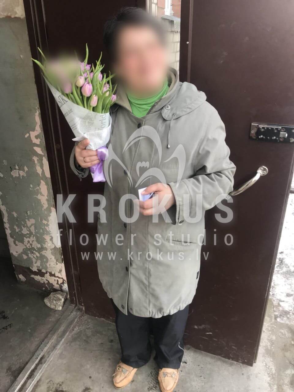 Deliver flowers to Rīga (shrub rosespink rosesclovesalstroemeriahydrangeasgum treewaxflower)
