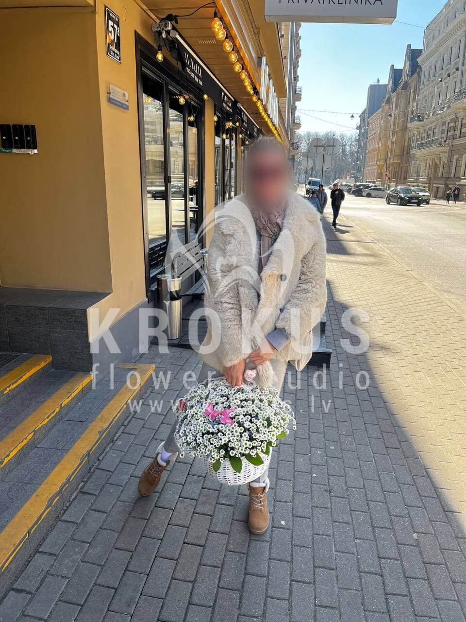 Deliver flowers to Rīga (tanacetummeadow flowerscamomiles)