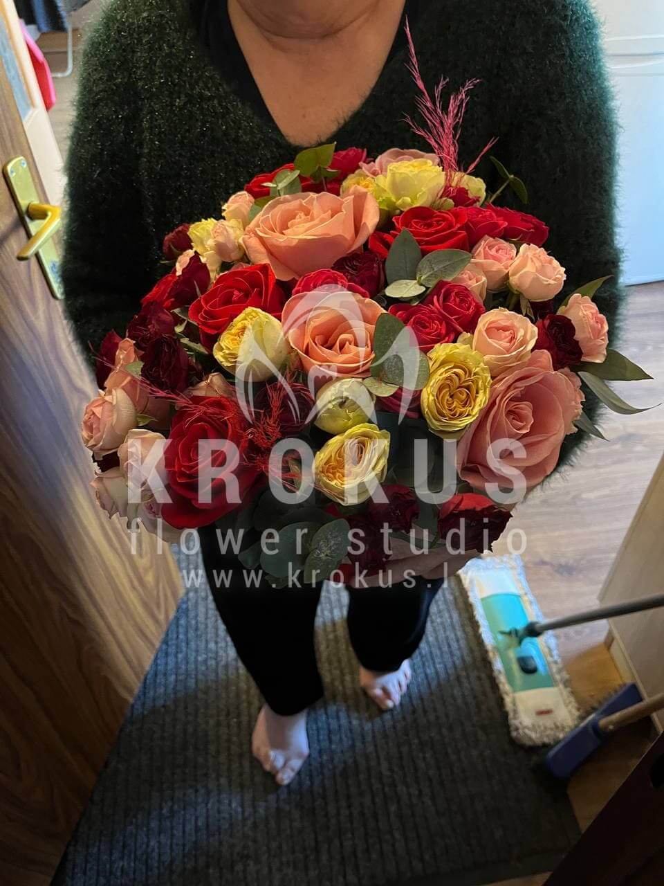 Доставка цветов в город Ķekava (коробкакустовые розырозовые розыфисташкакремовые розыпионовидные розыэвкалипт)