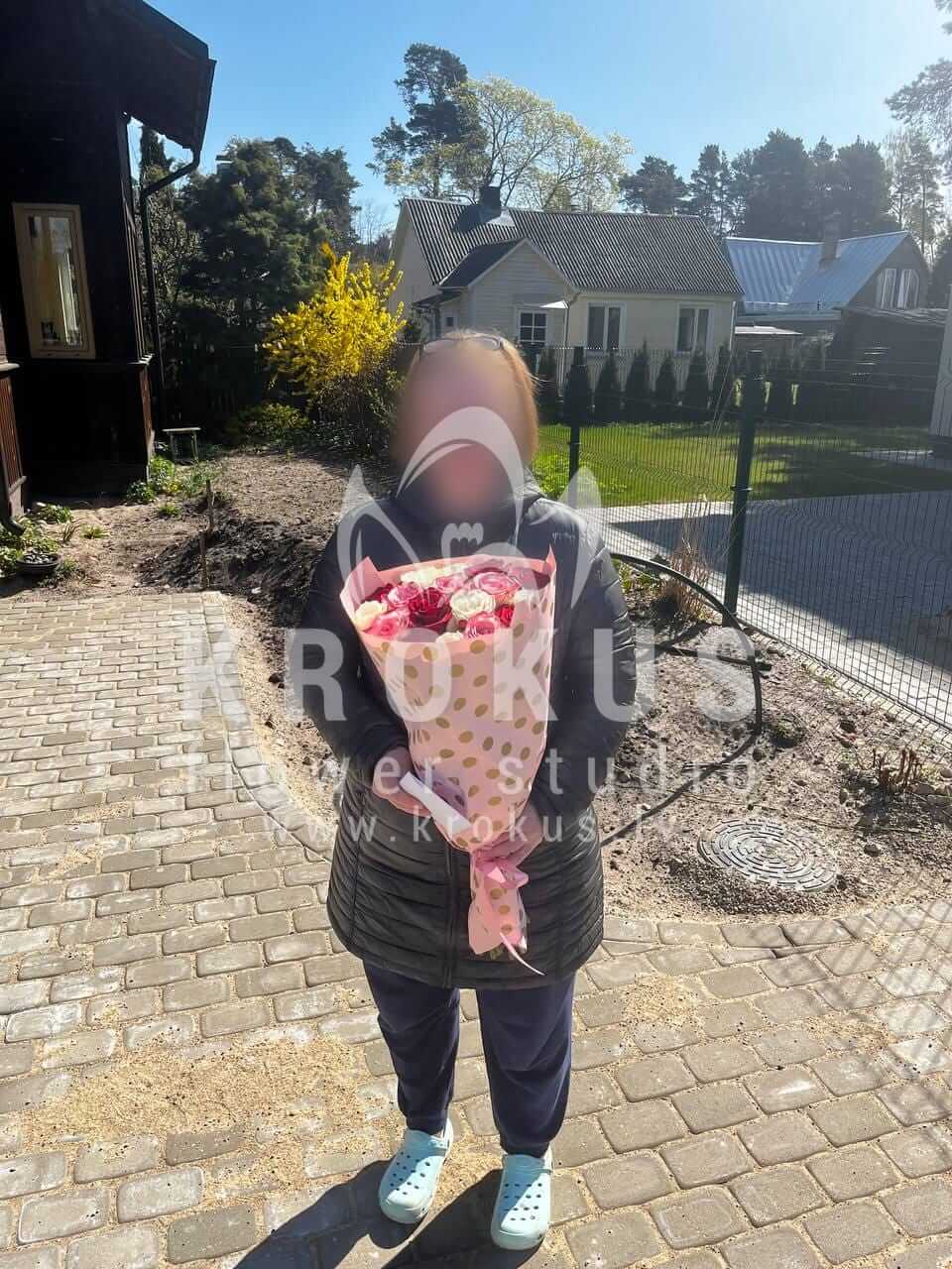 Доставка цветов в город Jūrmala (розовые розыбелые розыкрасные розы)