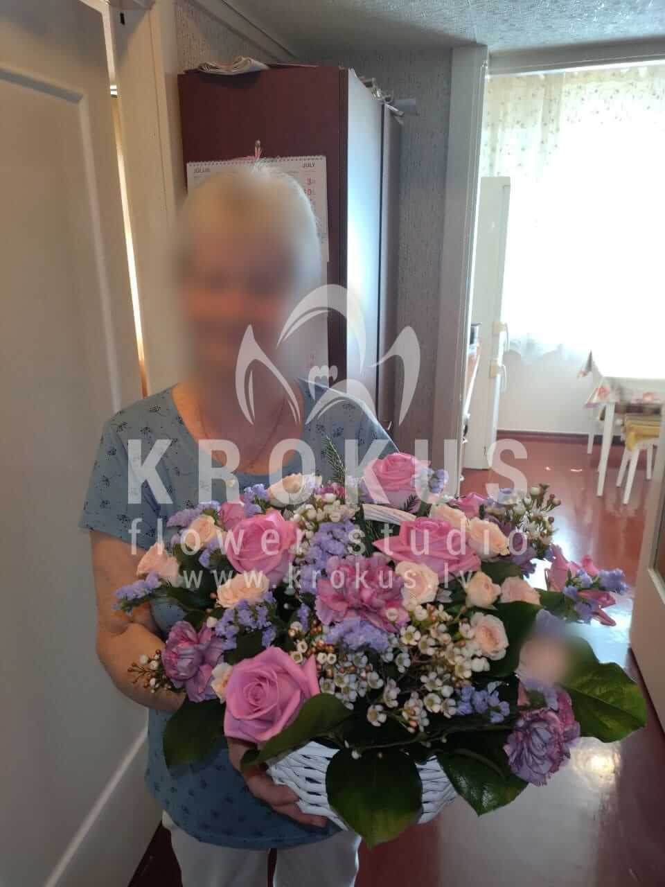 Deliver flowers to Salaspils (shrub rosespink rosescloveswaxflowerstaticesalal)