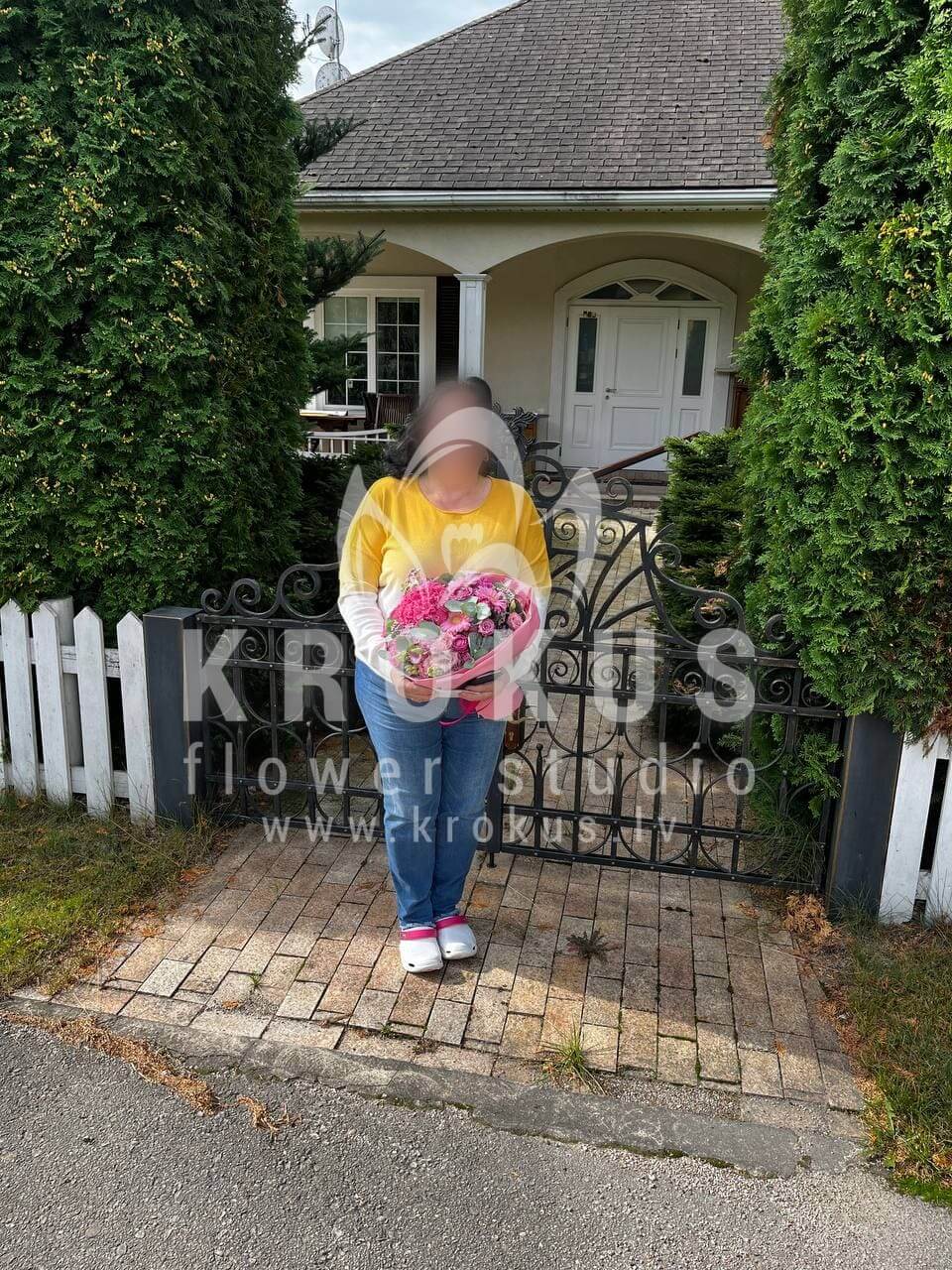 Доставка цветов в город Рига (целозиярозовые розыбувардияэвкалиптгортензии)