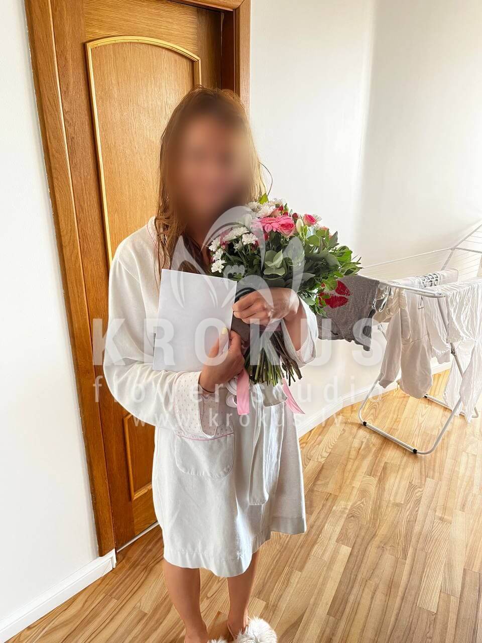 Deliver flowers to Rīga (shrub rosesfreesiapistaciachrysanthemumshypericumdaisies)