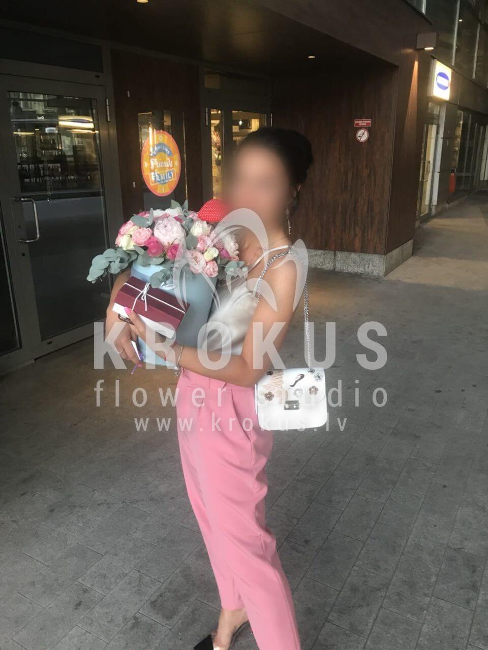 Deliver flowers to Latvia (pink rosesbuttercupswhite rosespeonies)