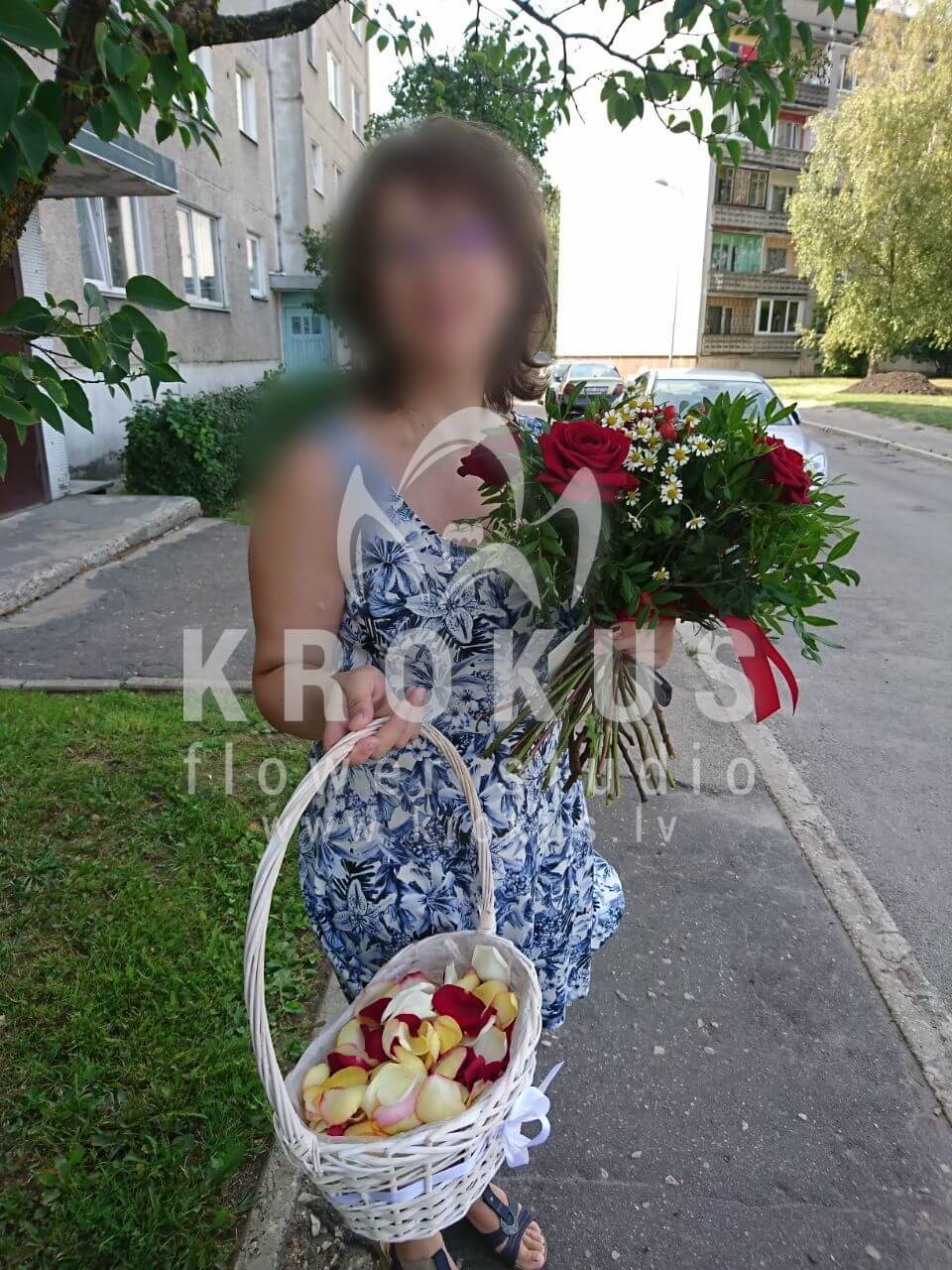 Deliver flowers to Rīga (pistaciatanacetumcamomileshypericumred roses)