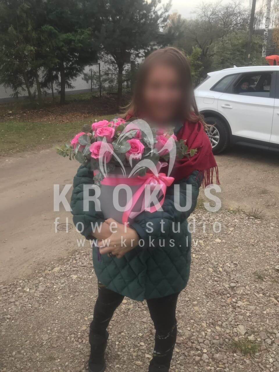 Доставка цветов в город Jūrmala (розовые розыстильная коробкаэвкалипт)