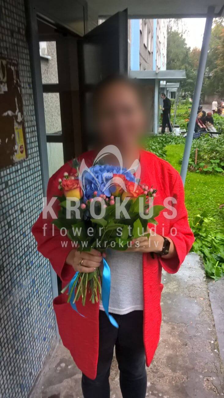 Deliver flowers to Latvia (hydrangeashypericumculantrobicolor rosessalal)