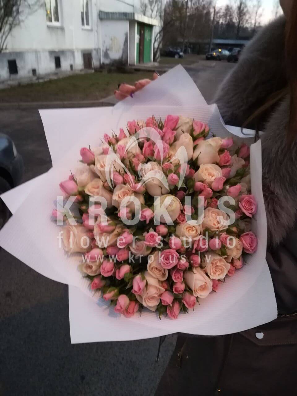 Доставка цветов в город Рига (кустовые розыпионовидные розы)