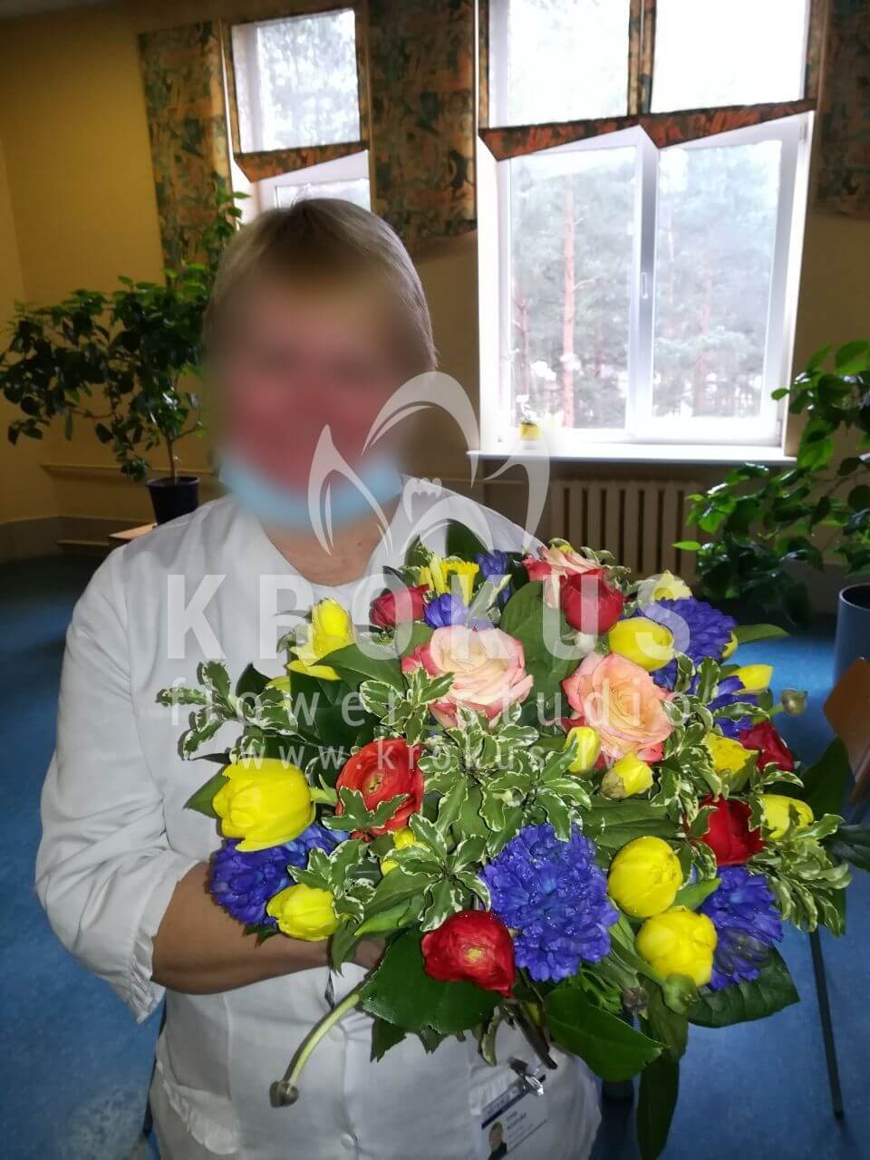 Deliver flowers to Rīga (hypericumculantrohydrangeassalalbicolor roses)