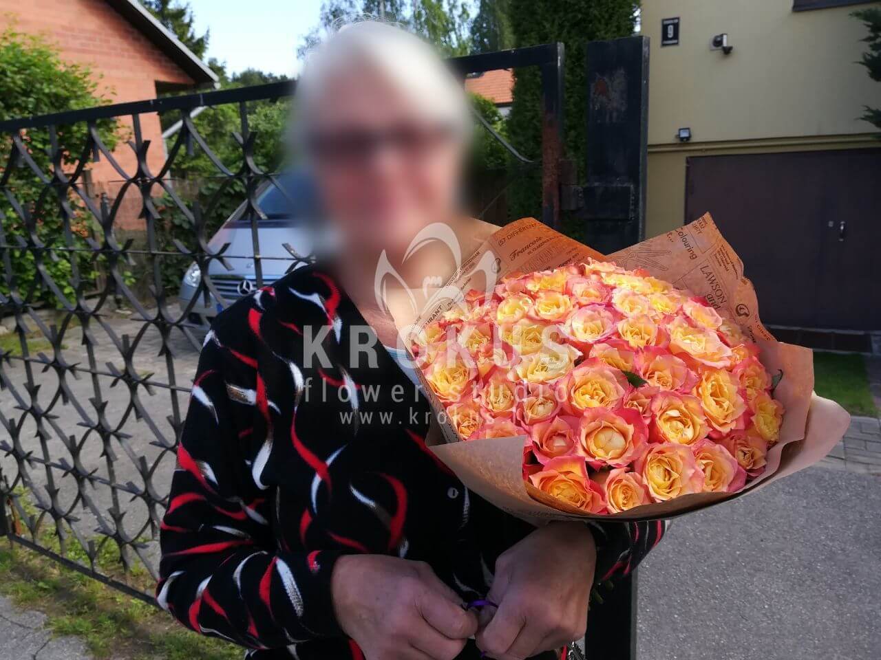 Доставка цветов в город Kalngale (желтые розыоранжевые розы)