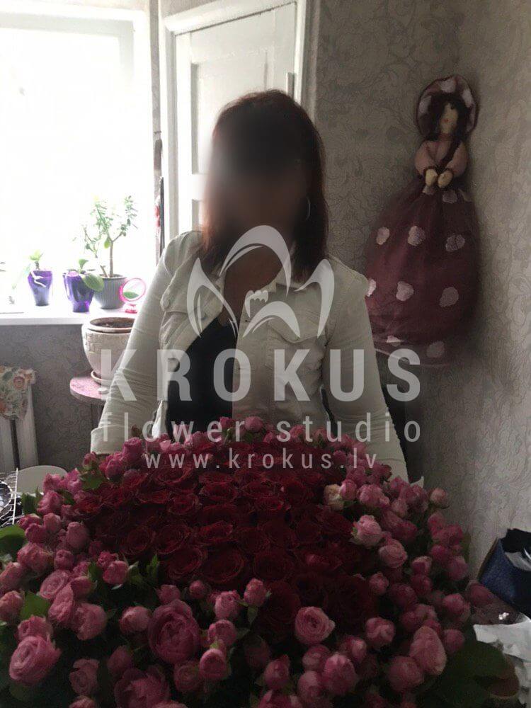 Доставка цветов в город Рига (кустовые розырускускрасные розы)