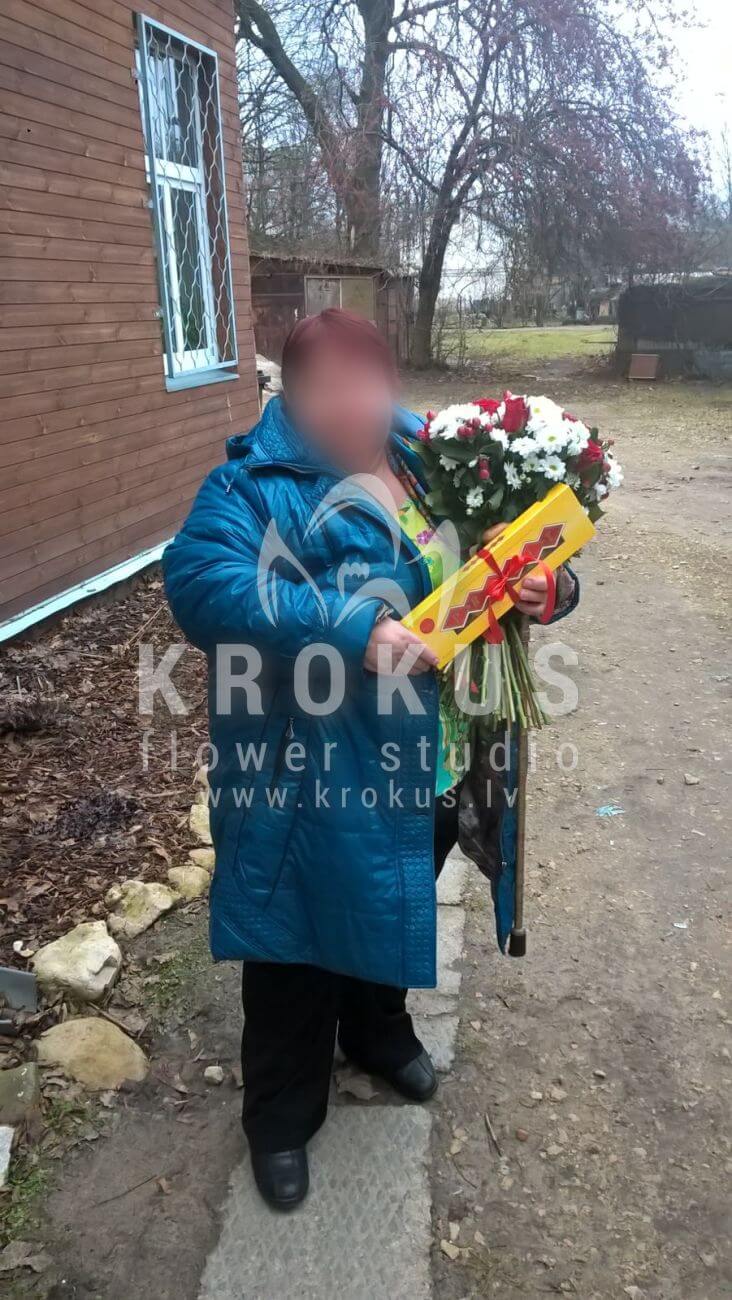 Доставка цветов в город Latvia (фисташкатанацетум ромашкигиперикумкрасные розы)