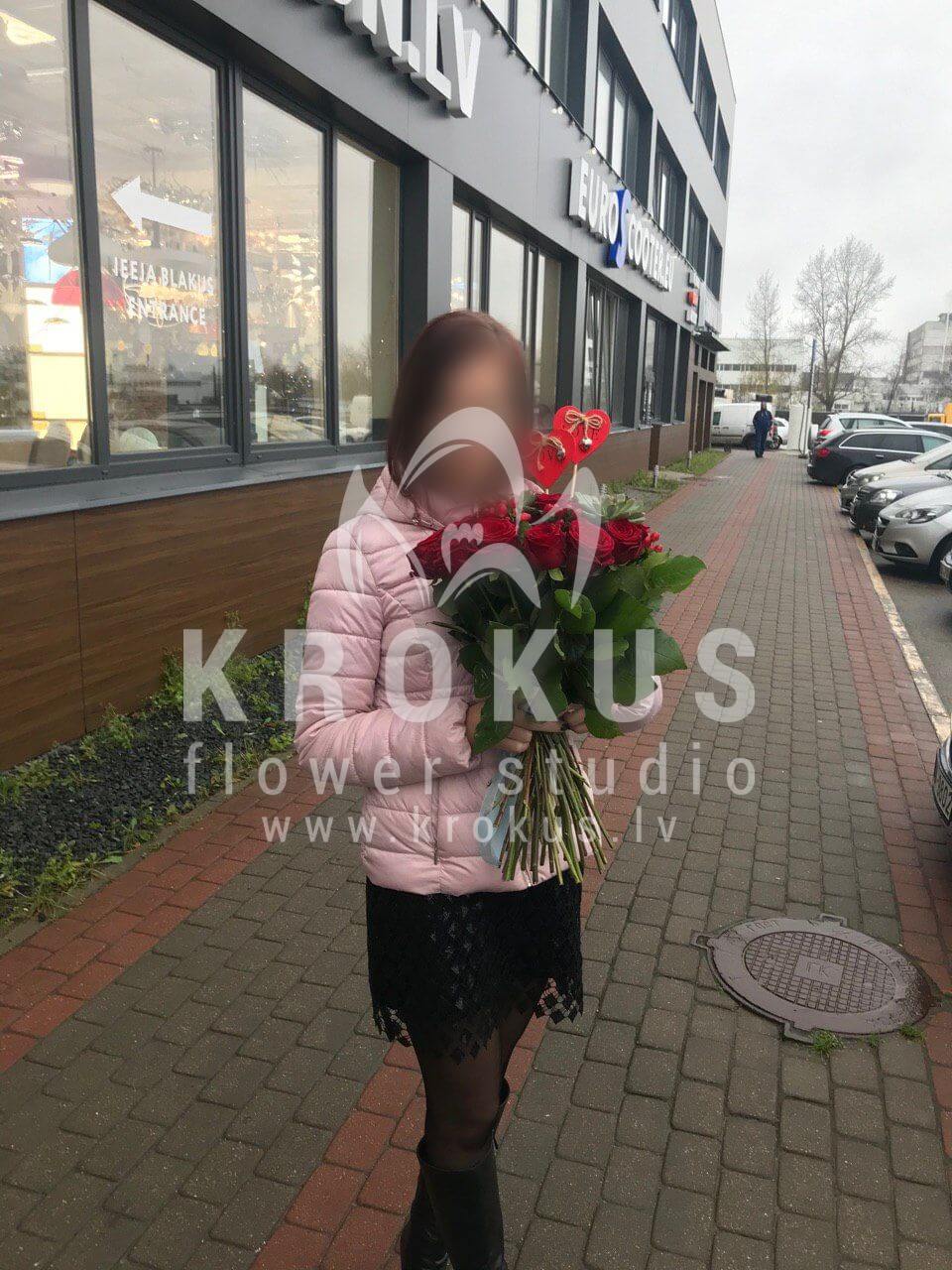 Deliver flowers to Rīga (hypericumsucculent plantsred roses)