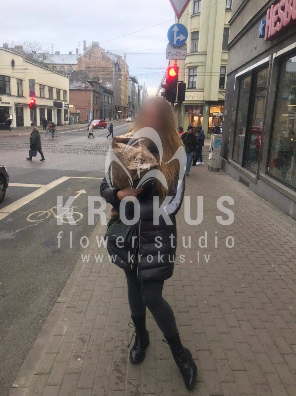 Deliver flowers to Rīga (white roses)