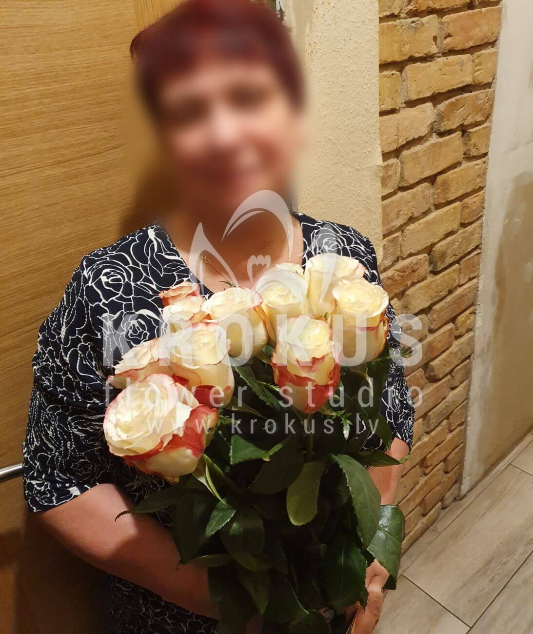Ziedu piegāde Latvia Rīga (krūmrozesmatiolaeikaliptspeonveidīgās rozeskrēmkrāsas rozeshortenzijaslizantespeonijas)