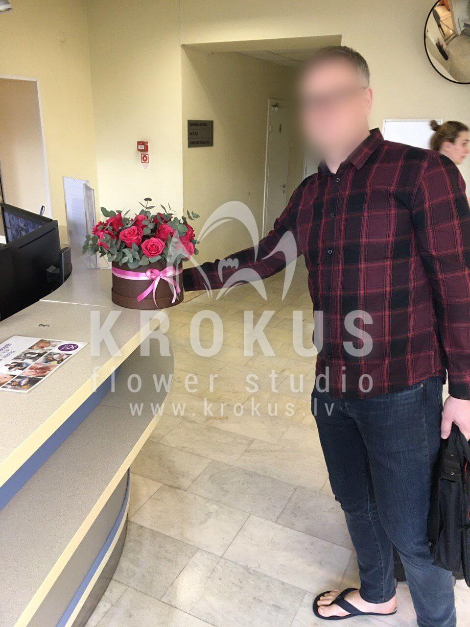 Доставка цветов в город Рига (розовые розыстильная коробкаэвкалипт)