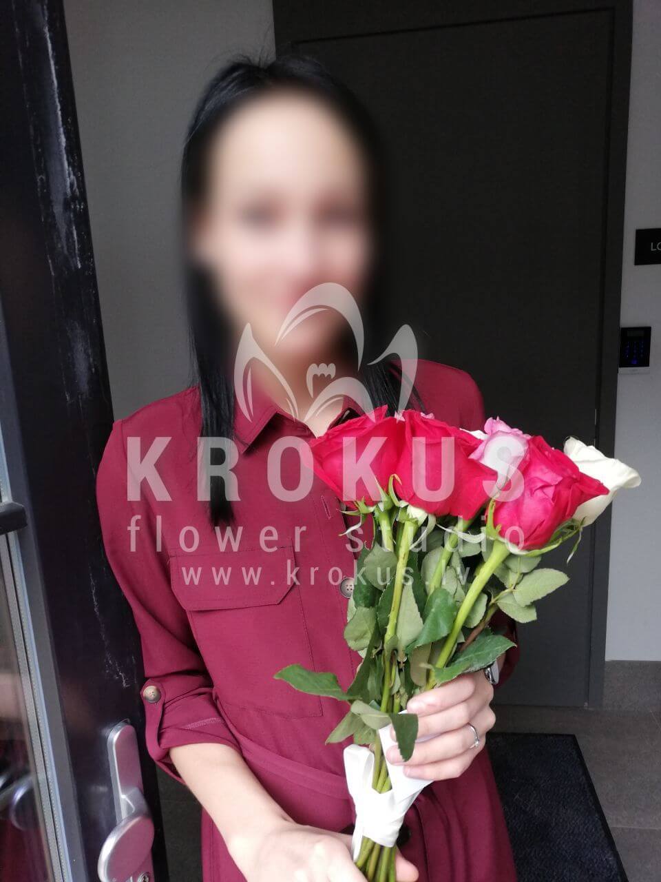 Deliver flowers to Rīga (pink roseswhite rosescream rosesyellow rosesorange rosesred roses)