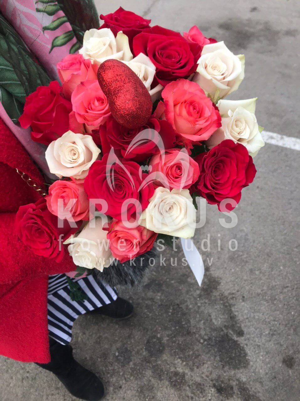 Доставка цветов в город Ādaži (розовые розыбелые розыоранжевые розыжелтые розыкрасные розы)