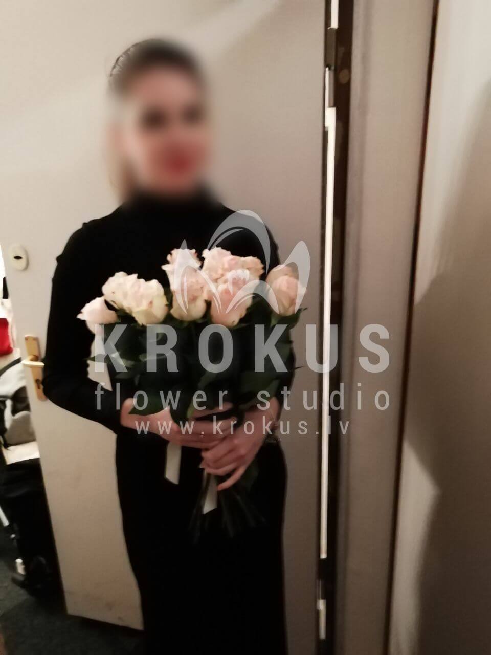 Доставка цветов в город Рига (белые розыкремовые розы)