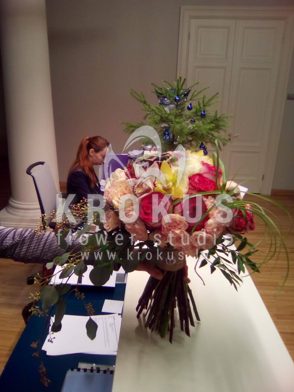 Доставка цветов в город Latvia (кустовые розыальстромериястатицакорал фернгиперикумжелтые розысалалгерберы)