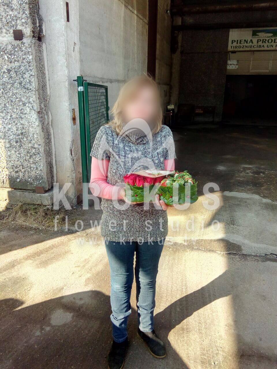 Доставка цветов в город Latvia (салалкрасные розы)