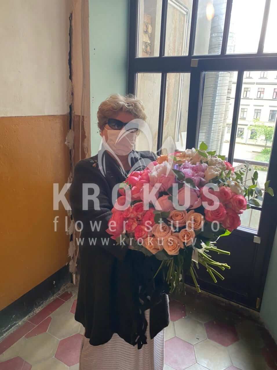 Доставка цветов в город Рига (подсолнухихризантемыэвкалиптдвухцветные розыпионы)