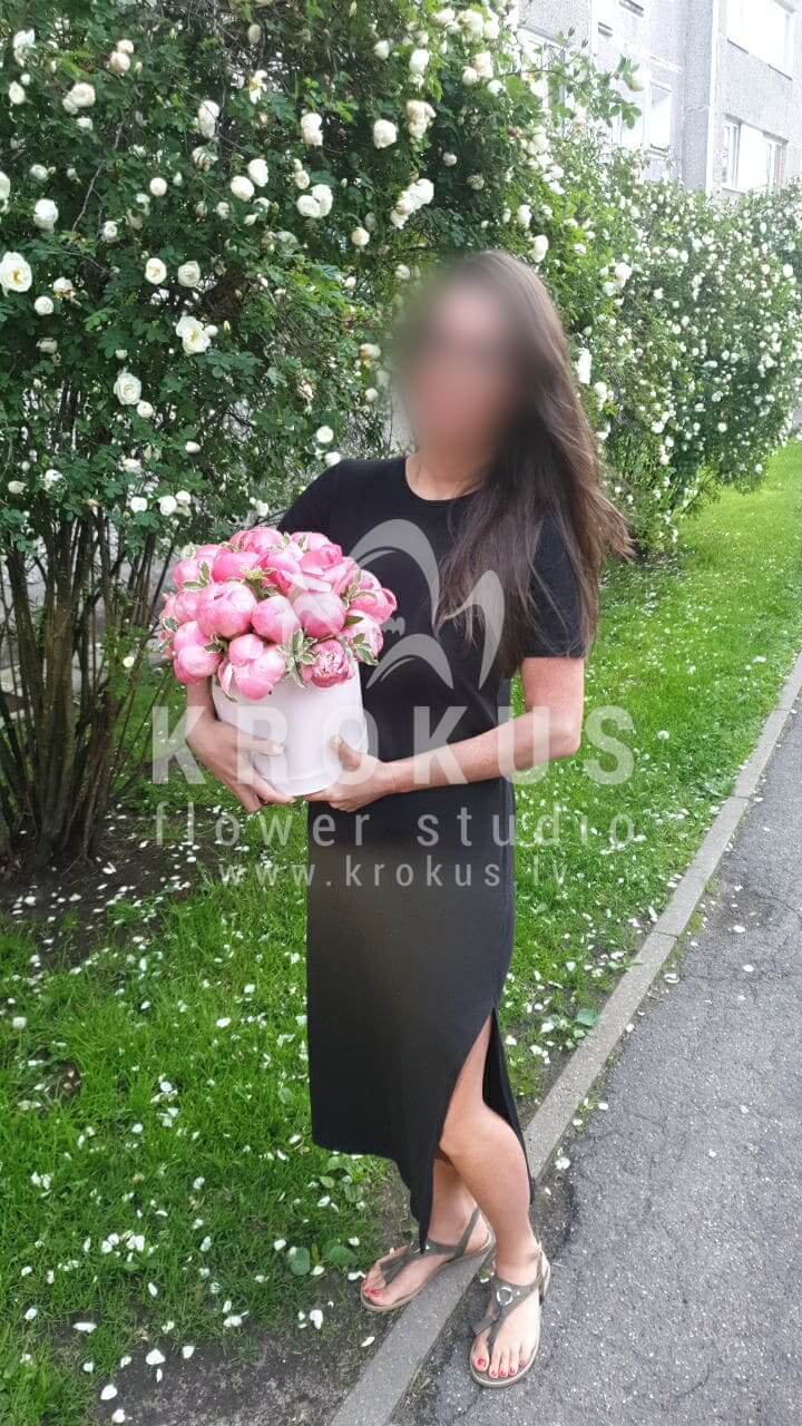 Deliver flowers to Rīga (ruscusstylish boxpeonies)