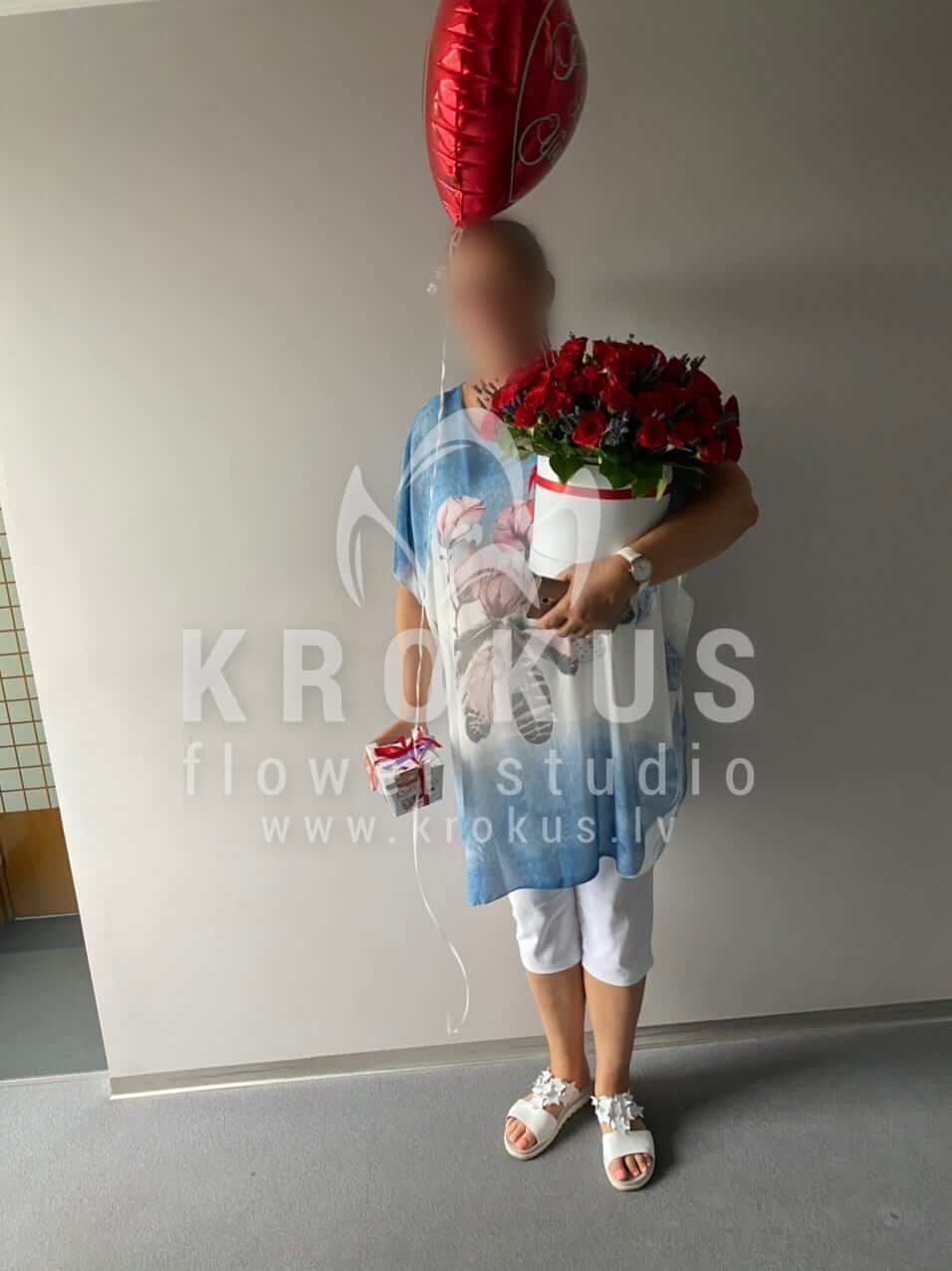 Deliver flowers to Rīga (boxshrub rosessalallavender)