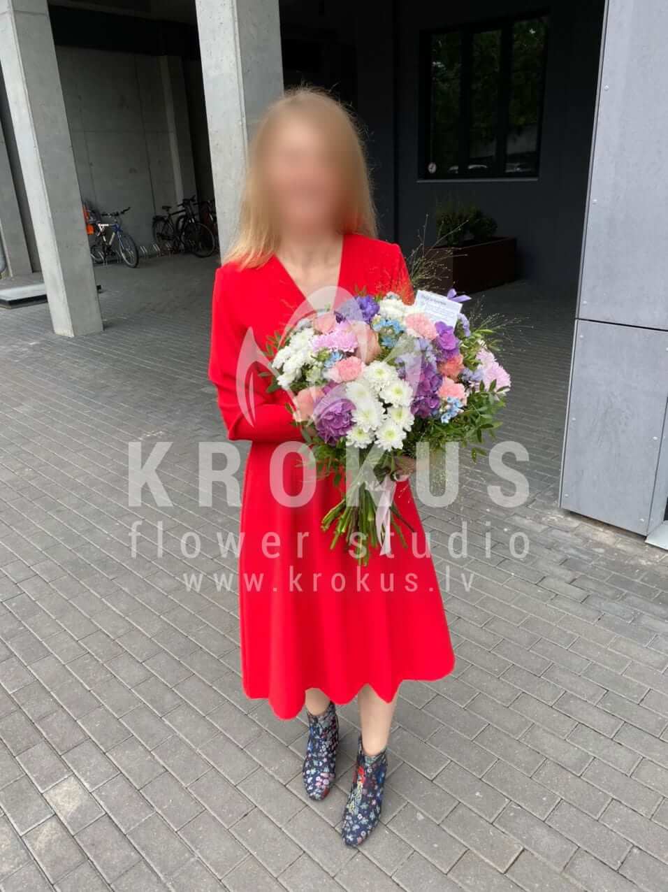 Deliver flowers to Rīga (limoniumclovesgoldenrodchrysanthemumsculantroveronicahydrangeasbicolor rosescheesewood)