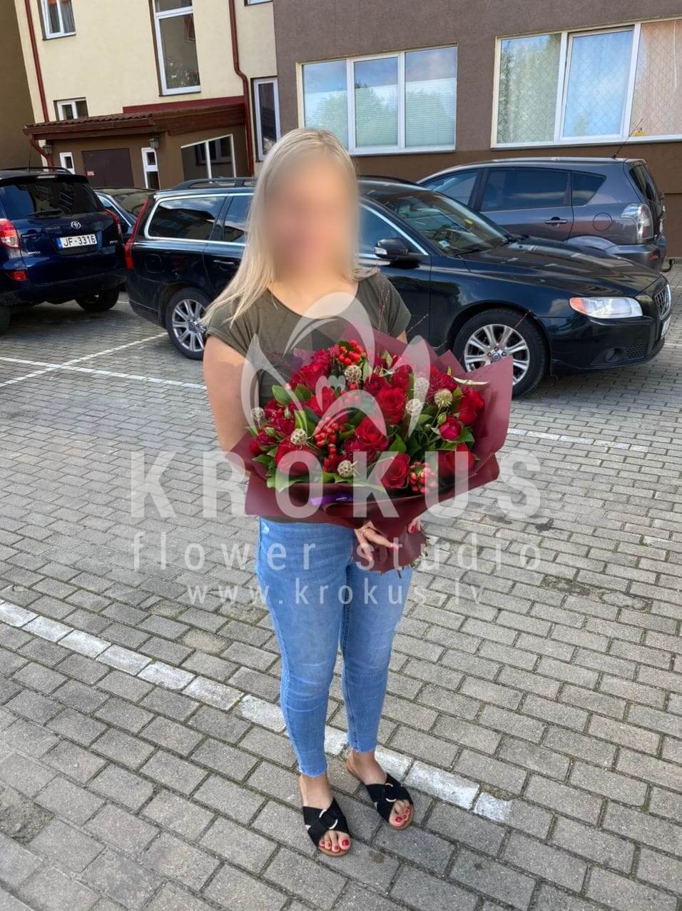 Доставка цветов в город Salaspils (скимиягвоздикилеукадендронгиперикумсалалкрасные розыаспидистра)