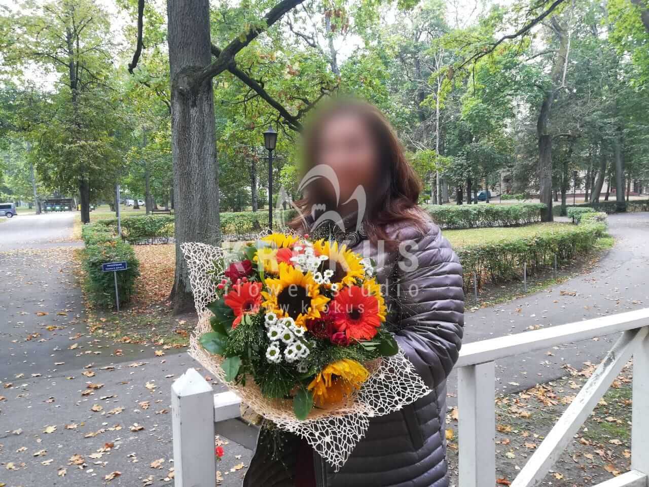 Deliver flowers to Rīga (shrub rosessunflowersmeadow flowersgoldenrodchrysanthemumshypericumdaisies)