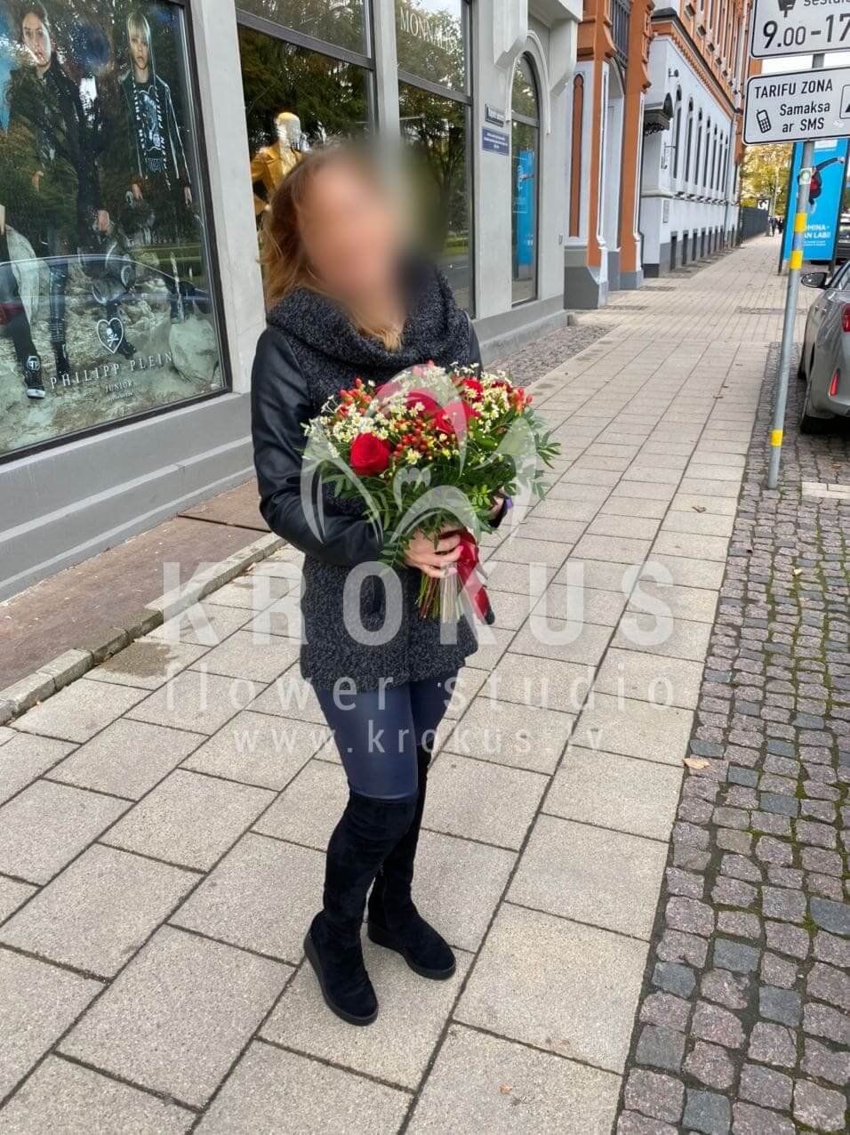 Доставка цветов в город Mārupe (фисташкатанацетум ромашкигиперикумкрасные розы)