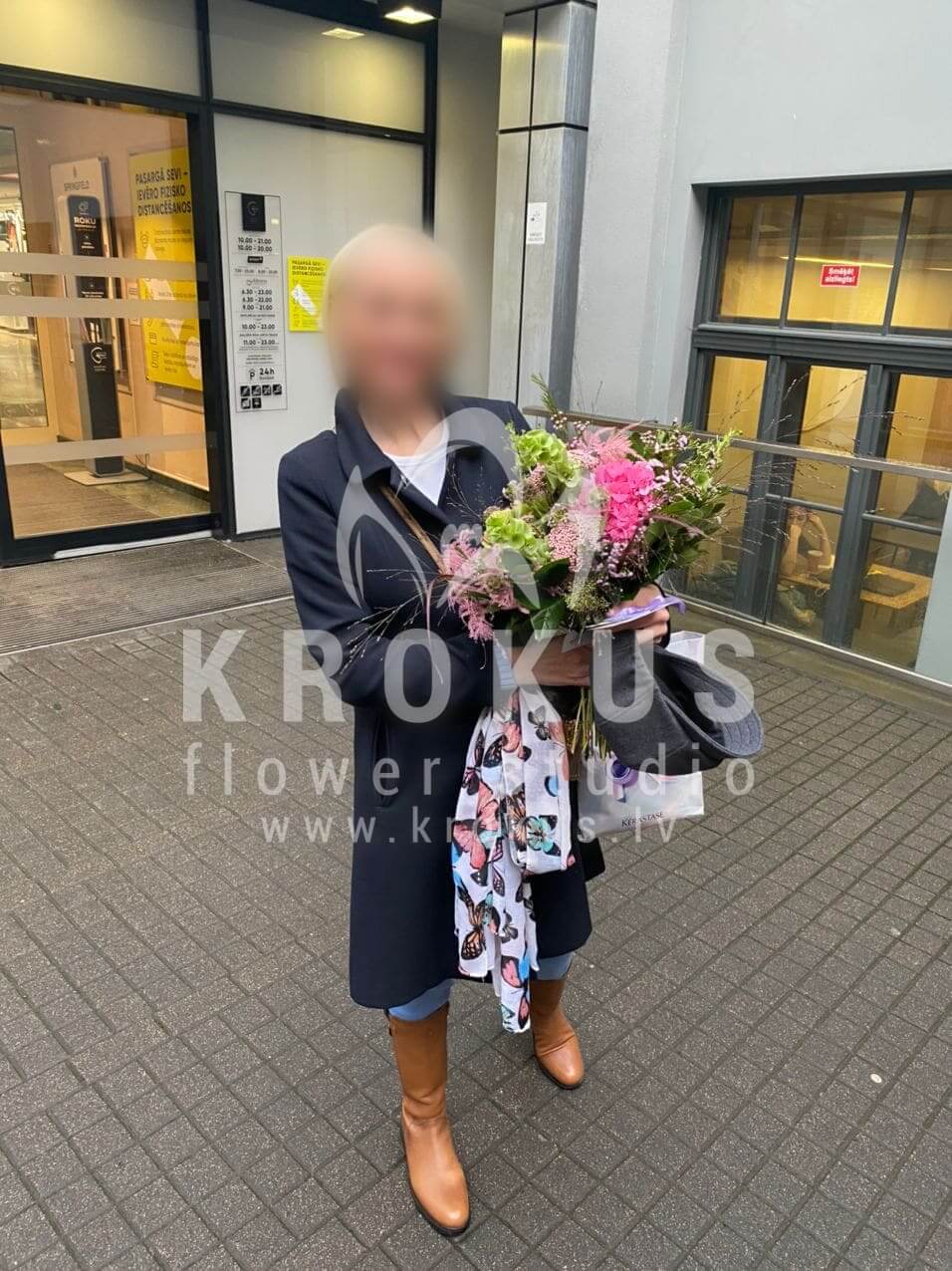 Deliver flowers to Rīga (limoniumastilbehydrangeasviburnumastrantiasalal)