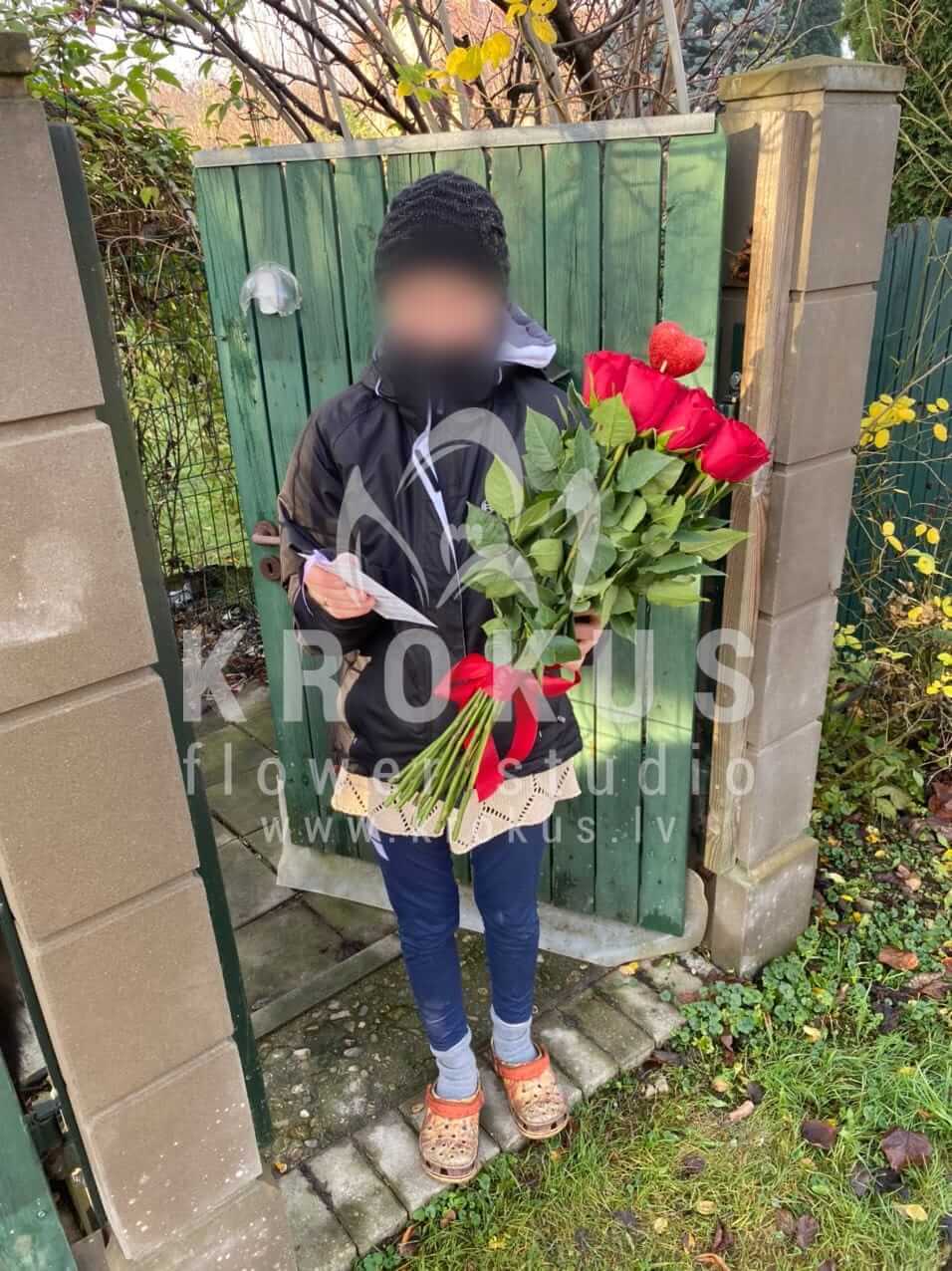 Доставка цветов в город Рига (розовые розыдвухцветные розы)