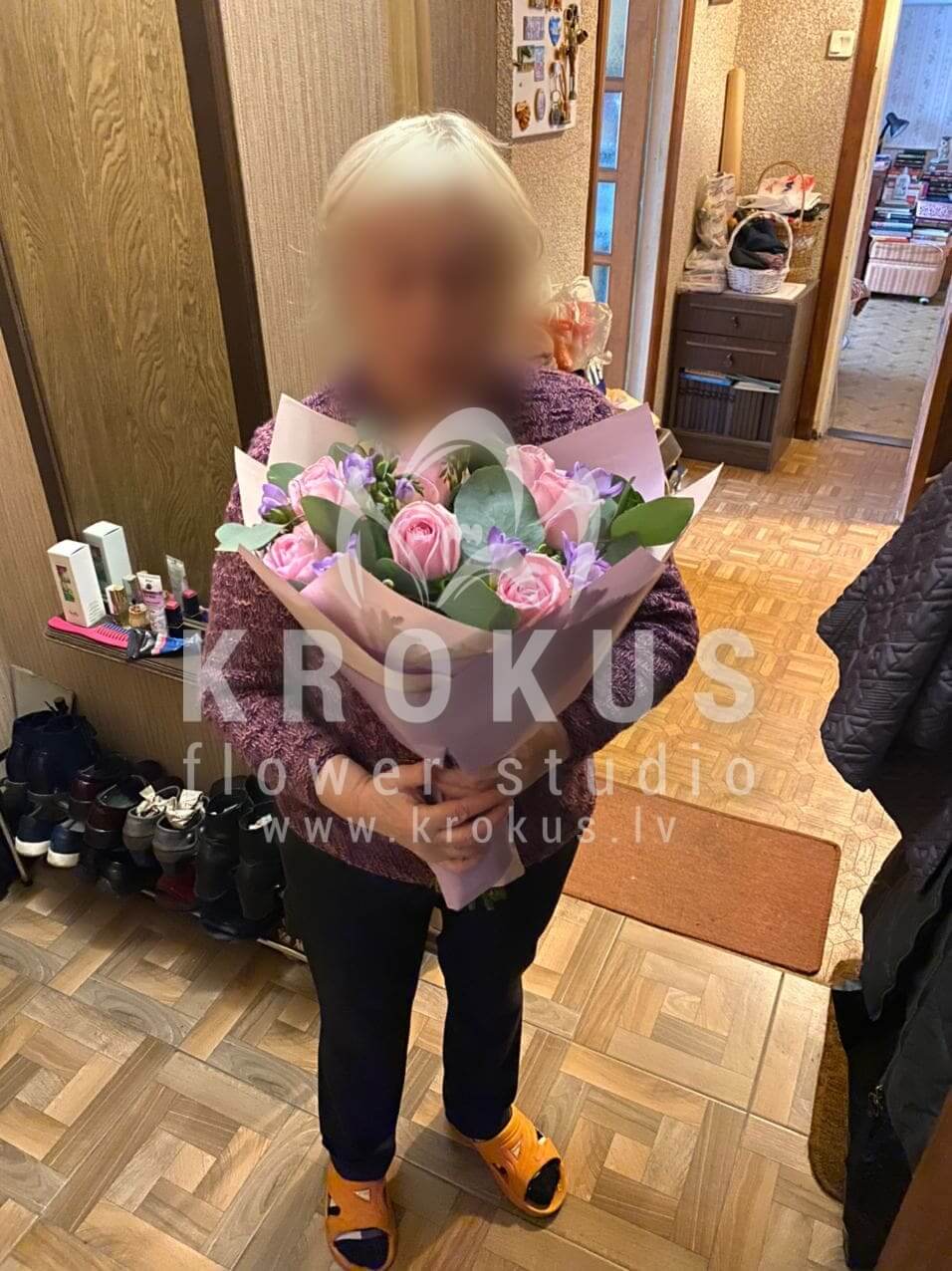 Доставка цветов в город Рига (розовые розыфрезииэвкалипт)