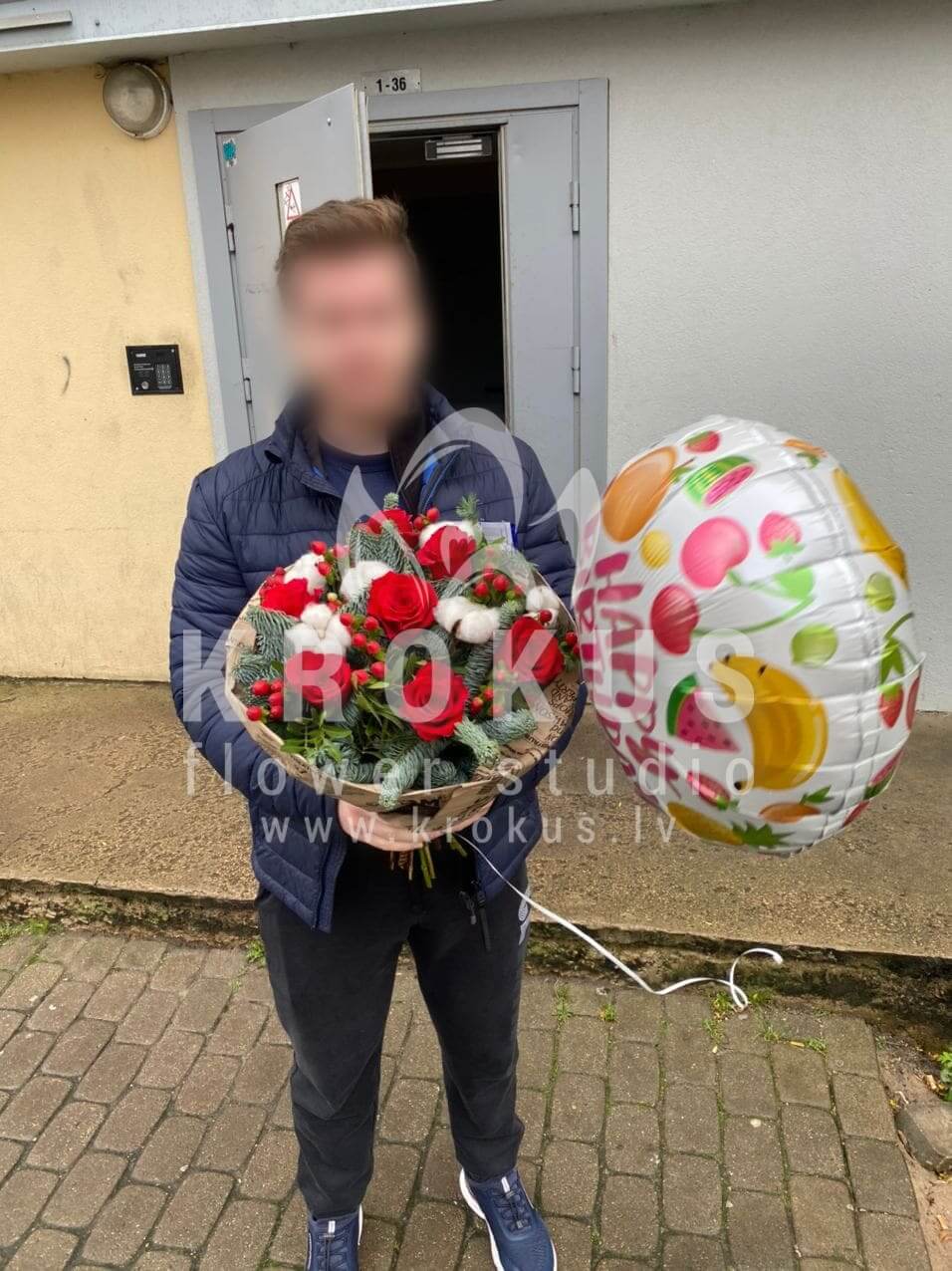 Доставка цветов в город Рига (декорхлопокель  нобилисгиперикумкрасные розы)